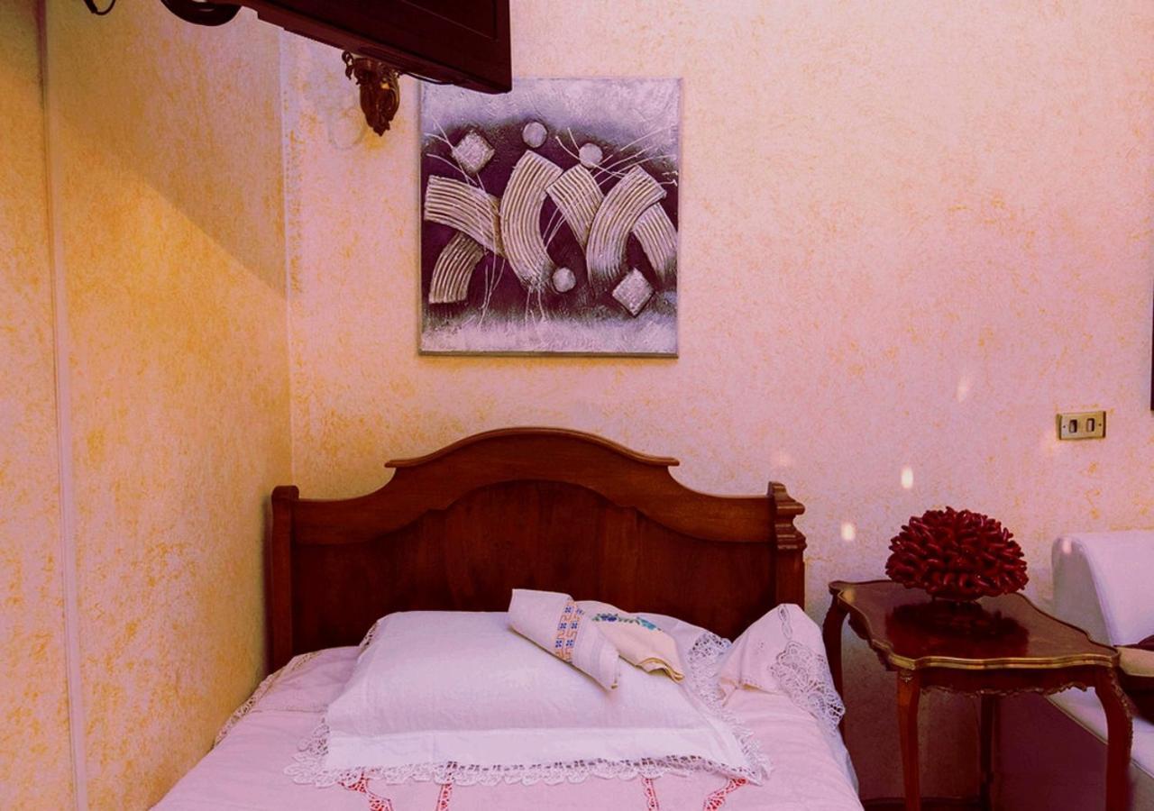B&B Atmosfere Del Centro Storico Neapol Pokoj fotografie